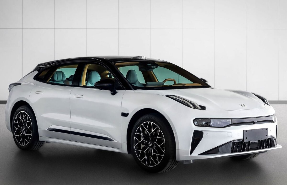 Внешне он стал походить на топовую версию FR. Обновлённый автомобиль проще всего отличать по треугольным секциям в углу бампера