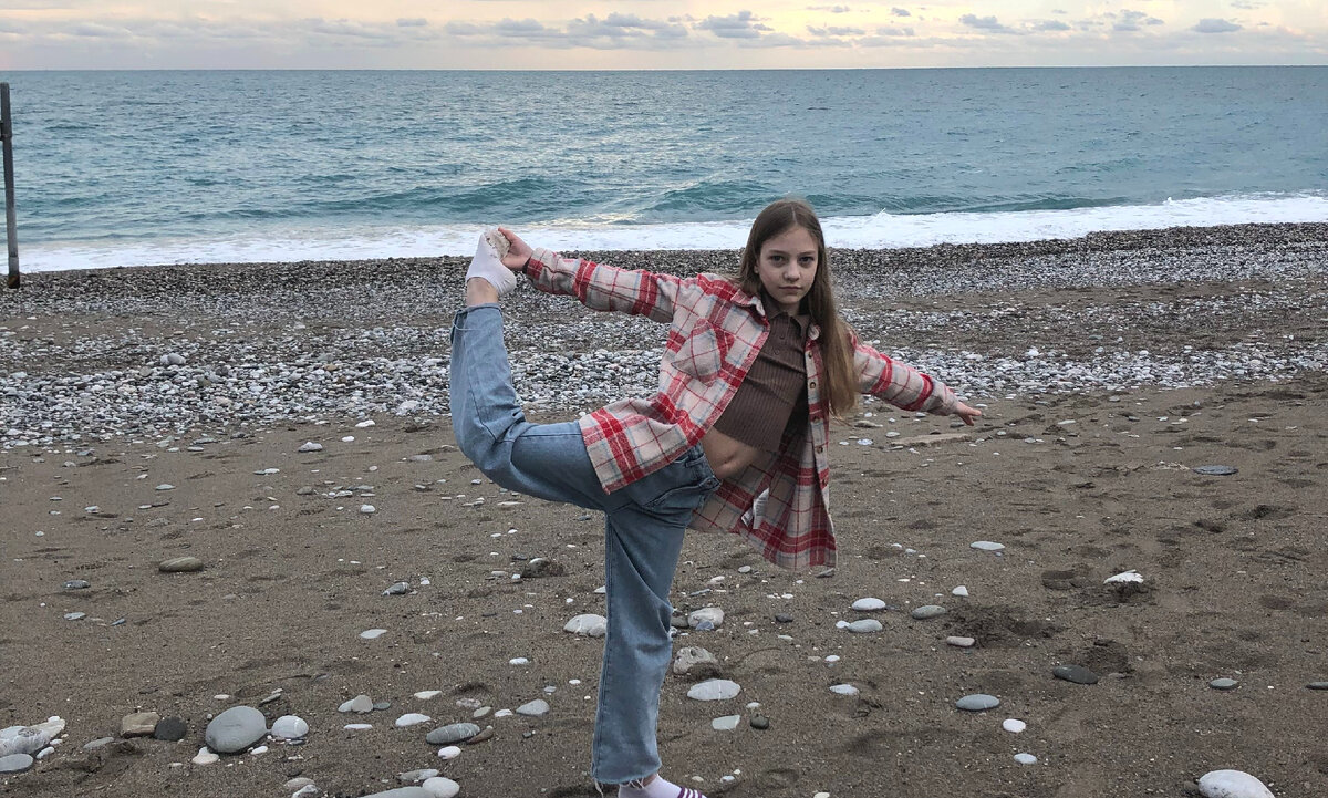 Оля в новых джинсах на фоне Средиземного моря