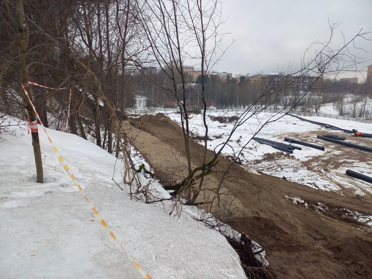    Оползней на месте строительства конькобежной дорожки в Петрозаводске стало больше"Фактор News"