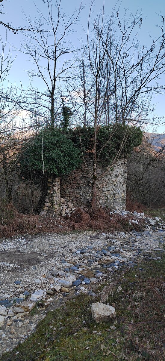 Руины башни в нескольких метрах от вывески 