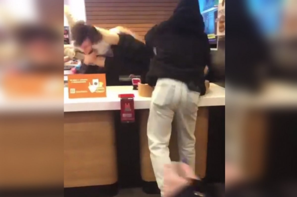    Момент падения хулигана под стол заказов.