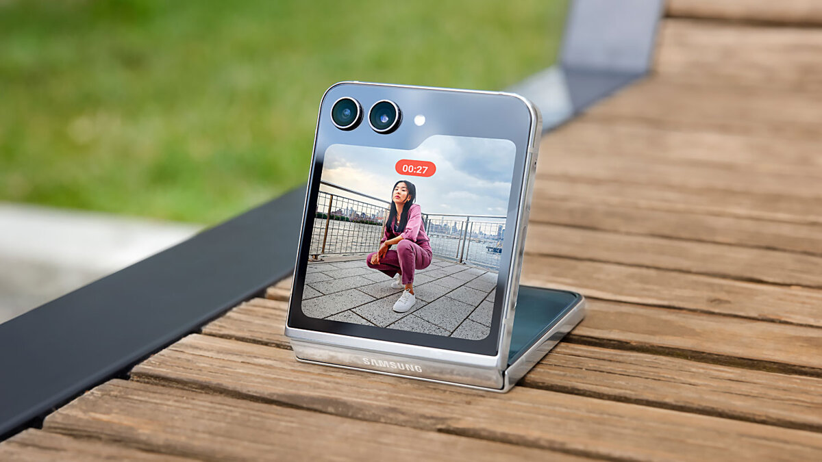 Можно сложить смартфон Samsung Galaxy Z Flip и фотографироваться в любом месте