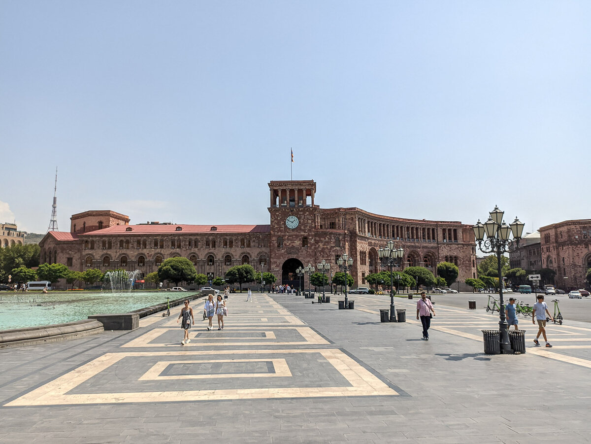 Армянский храмовый комплекс на олимпийском проспекте. Монастырь хор вирап в армении. Кафедральный храм аац в москве. Силифке достопримечательности. Армения 9 мая шуши.