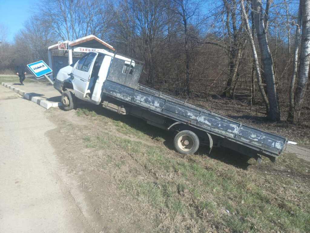 На Кубани легковушка перевернулась и встала на крышу, а «ГАЗель» сбила  женщину | Утренний Юг | Дзен