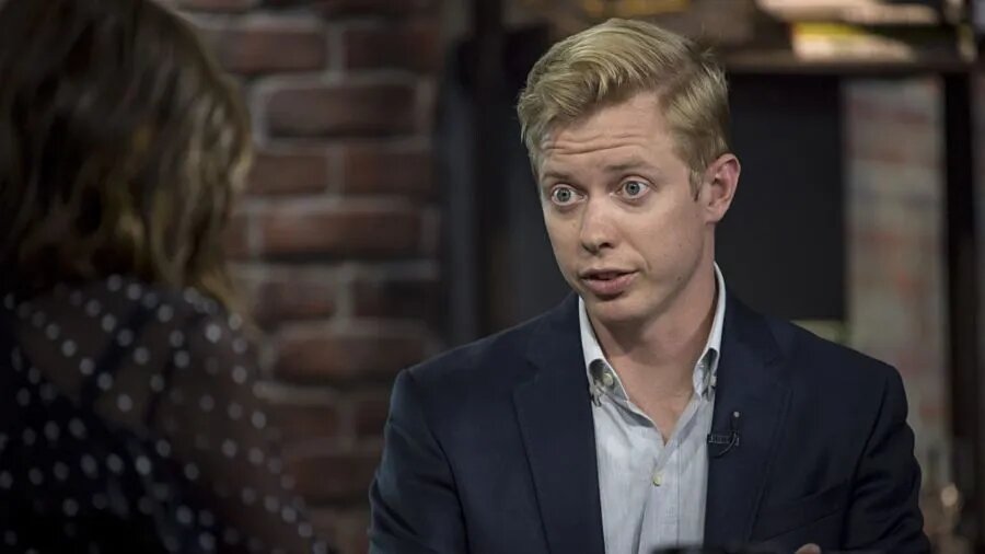 Стив Хаффман (CEO Reddit) и сам неуловимо похож на того самого школьника, который пишет в сети «я твой мамка труба шатал!». А потом ChatGPT всё это с забора читает и учится...