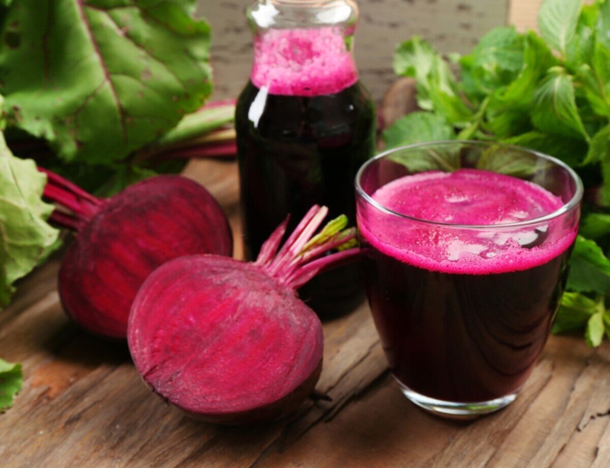 Чем полезна свекла вареная. Полезные свойства свеклы. Полезна полезна сырая свекла. Полезные вещества в свекле. Чем полезна свекла для организма.