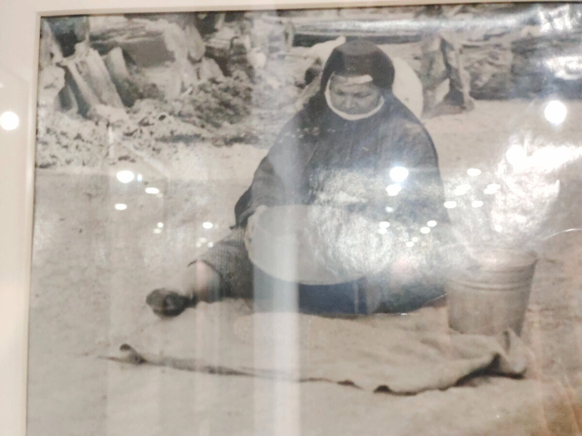 Женщина, просеивающая кукурузу. Арцах. Середина 20 в.