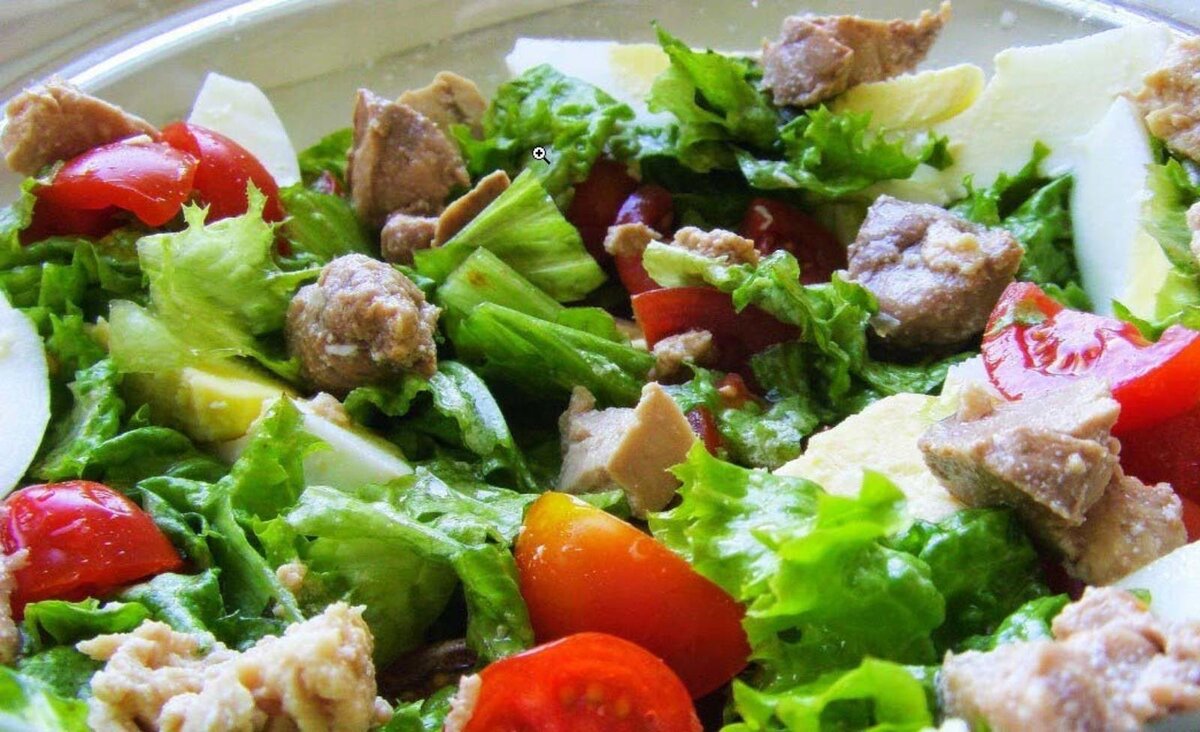 Летние салаты. Аппетитный овощной салат. Салат фото. Салат из сырых овощей. Вкусный овощной салат.