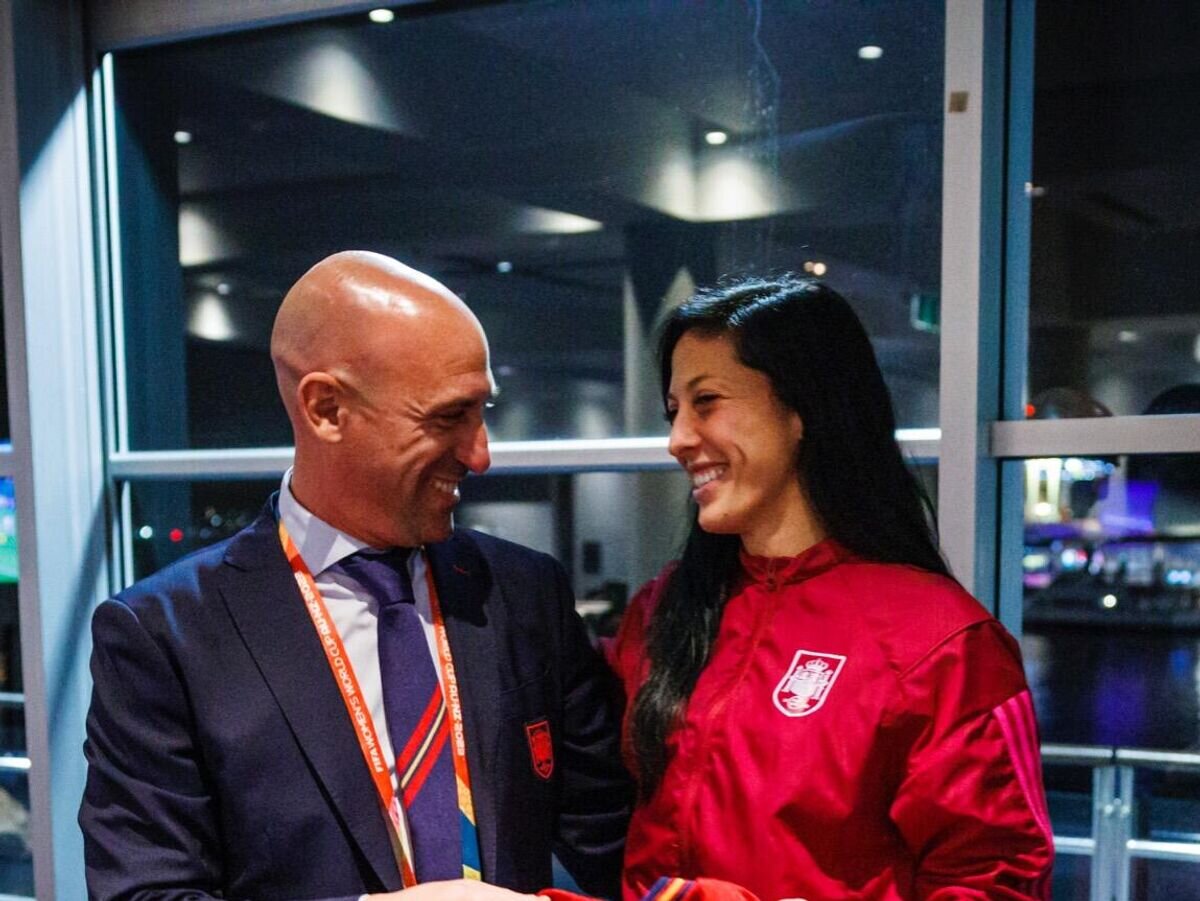    Экс-глава RFEF Луис Рубиалес и футболистка Дженнифер Эрмосо© Фото : Соцсети женской сборной Испании