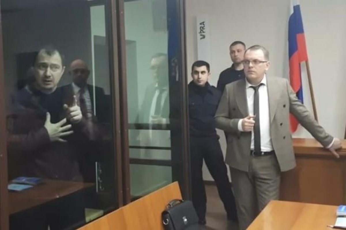    Сафонов пожаловался, что ему не дают видеться с семьёй.