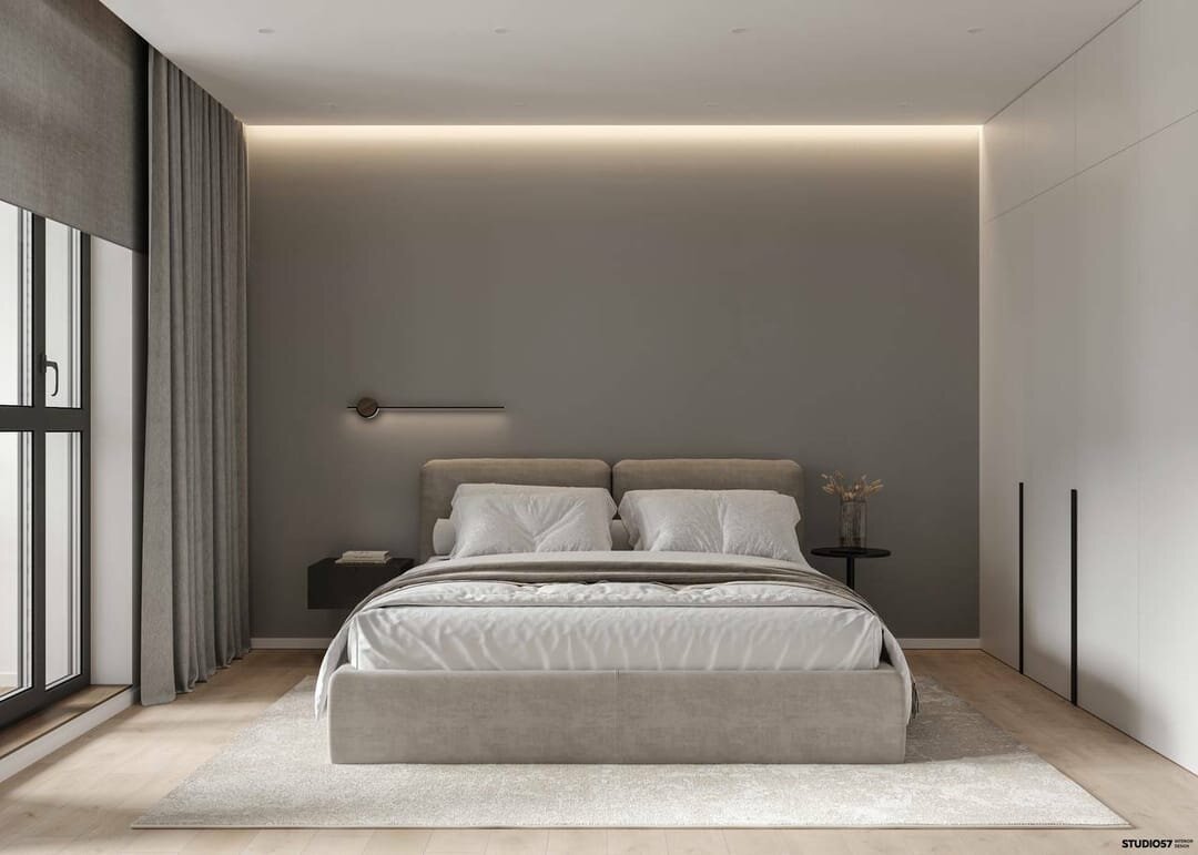 Горизонтально расположенный хромовый светильник черного цвета