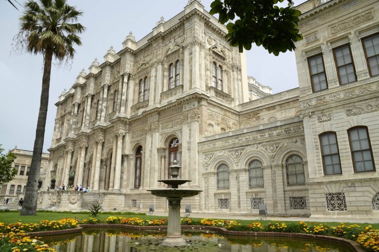 Дворец Долмабахче. Источник: https://mykaleidoscope.ru/x/mesta-i-dostoprimechatelnosti/2142-dvorec-dolmabahche-v-stambule-60-foto.html