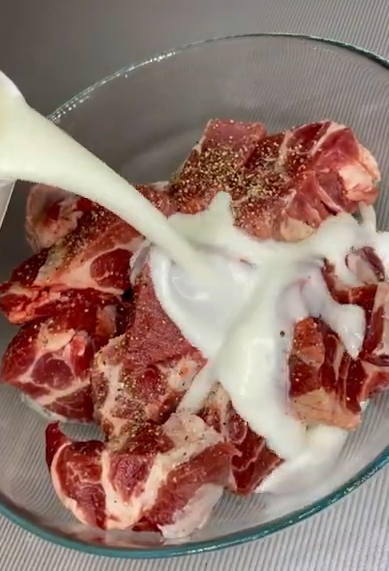 Шашлык в томатном маринаде. Шашлык из свинины. Шашлык из курицы. Маринованное мясо для шашлыка. Шашлык из свинины.