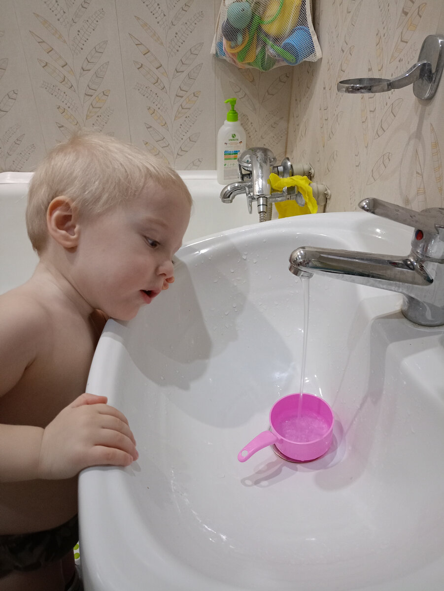 Пока брат заседает в туалете, ванная тоже занята.. 