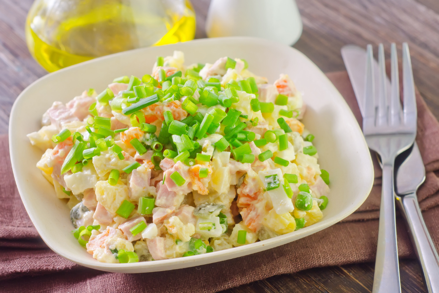 Вкусный рецепт салата к 8 марта. Весенний вариант салата Оливье. Весеннее Оливье. Салаты. Рецепты.