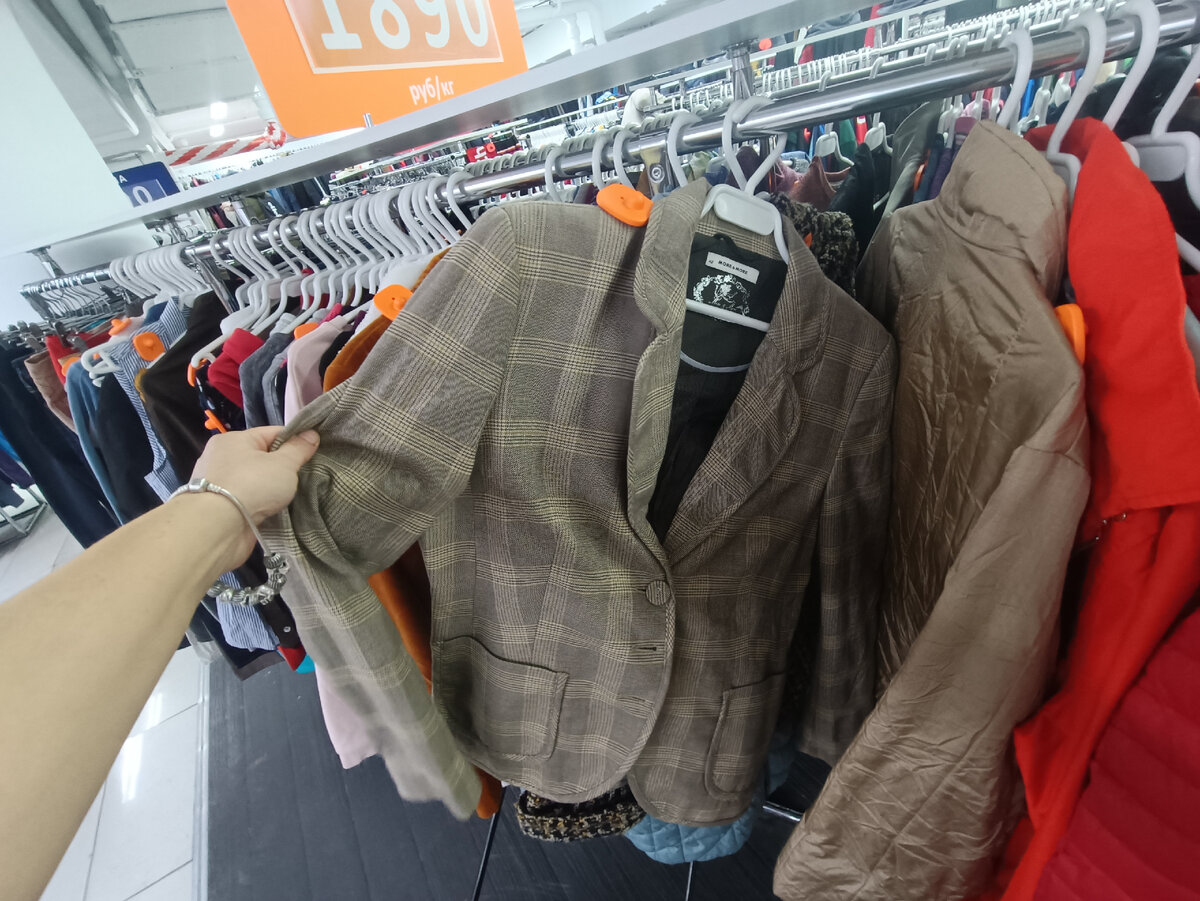 Понравился этот пиджачок немецкого бренда More&More, тянул на 900 рублей, жаль, мал 