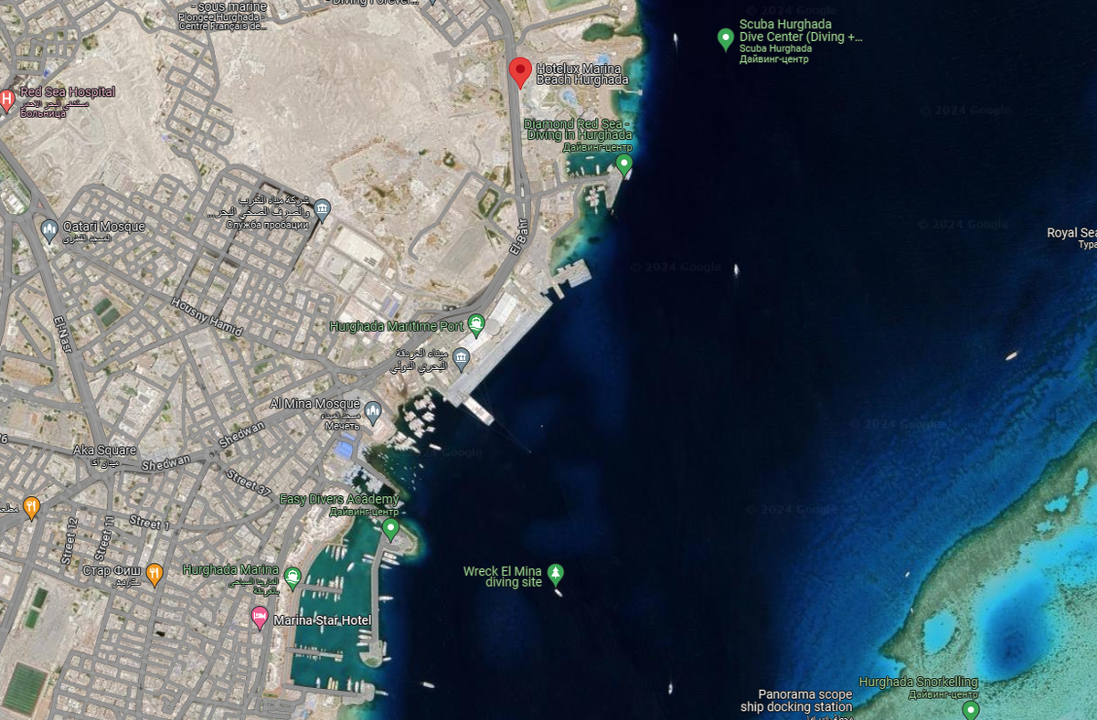 Местнось рядом с отелем покрупнее - видна Марина (внизу) и порт - в центре, рядом с отелем.