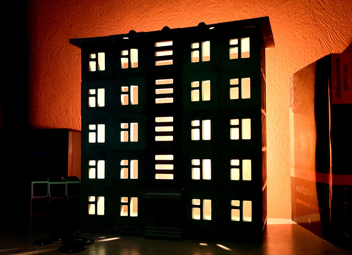 Классный эффект от свечи. Свет теплый, мягкий и уютный.