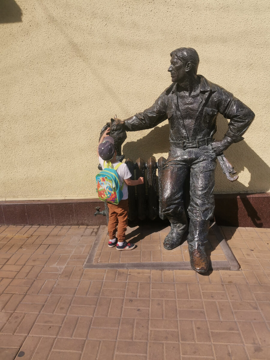 Памятник ростовскому сантехнику