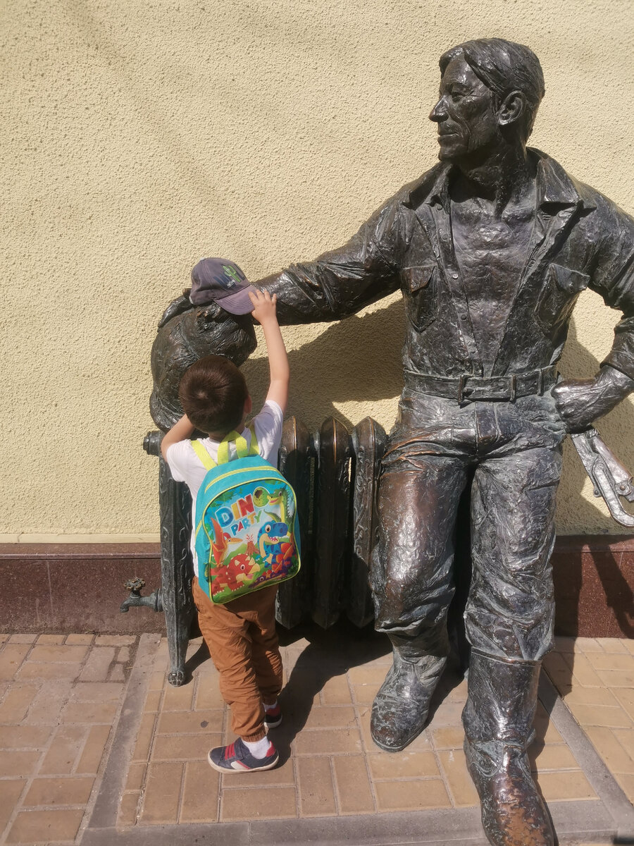 Памятник ростовскому сантехнику