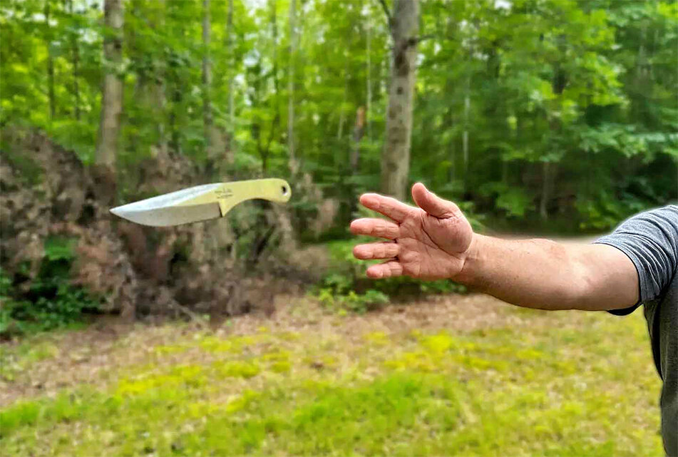 Немного потренировавшись, вы сможете метать нож с впечатляющей точностью.  Все изображения взяты из открытых источников.