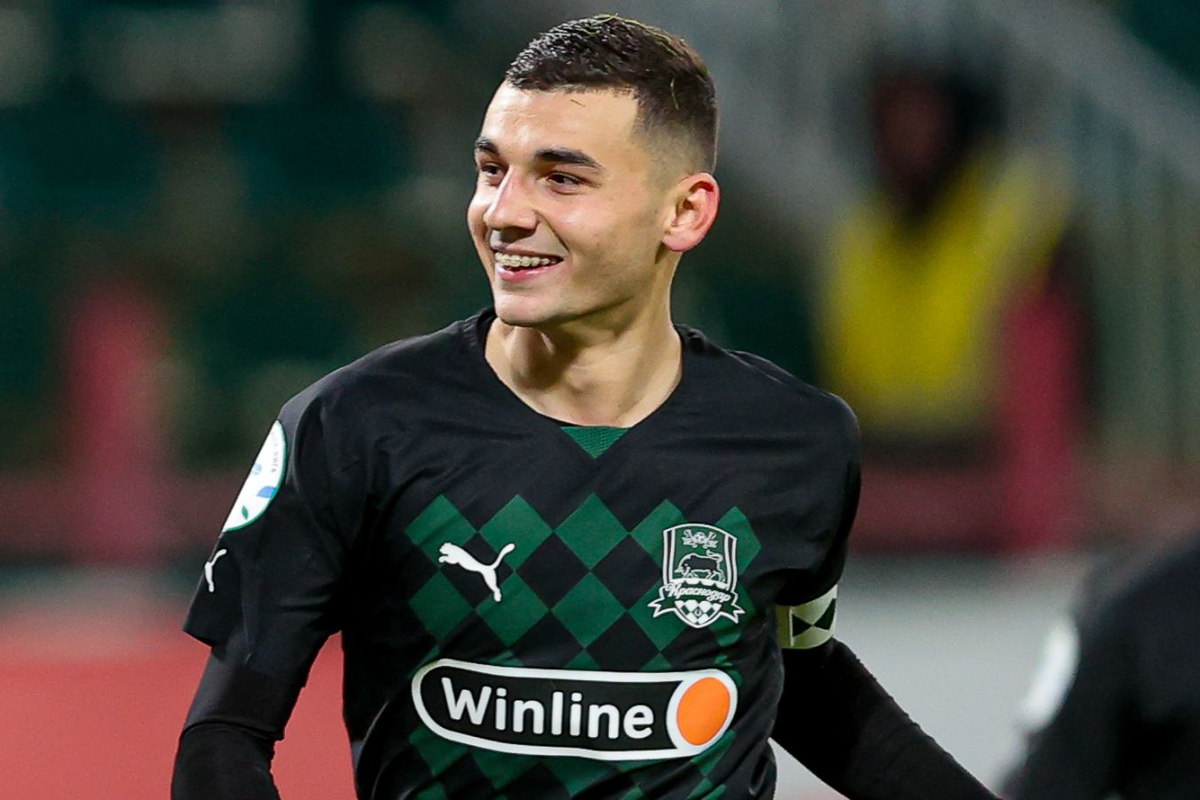   Нечемпионская активность«Краснодар» впервые в истории закончил первую часть чемпионата лидером РПЛ. В связи с этим многие ожидали от «быков» активной работы на трансферном рынке. Для продолжения борьбы за чемпионство южанам необходимо было укрепить несколько позиций в стартовом составе. В итоге краснодарцы пока подписали лишь одного опорника, где не настолько сильные проблемы. Хотя всю зиму в прессе то и дело появлялись слухи о различных кандидатах на усиление «Краснодара».В последний день зимнего трансферного окна «быки» готовят 1-2 трансфера. По слухам, краснодарцы планируют арендовать вингера «Ботафого» Са. При этом футболист не был согласован с главным тренером команды Ивичем, что может негативно сказаться на перспективах новичка. Был также вариант с покупкой игрока «Витории» Жота, но ни португальский клуб, ни сам футболист не захотели связываться с россиянами.Зато те же европейские клубы с радостью готовы сотрудничать с «Краснодаром», когда дело касается Эдуарда Сперцяна. Лидер «быков» заинтересовал «Атлетико» и испанцы рассчитывают выкупить футболиста в летнее трансферное окно. А пока у Сперцяна есть пару месяцев, чтобы принести чемпионство и с чистой совестью уехать в Европу.