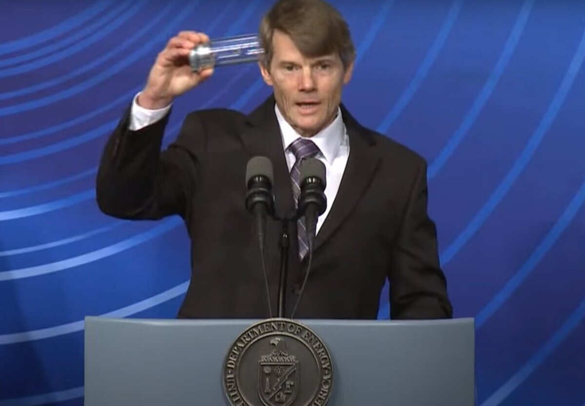 Адамс: «Держу в руках миниатюрную термоядерную бомбу, которая укрепит безопасность США!»