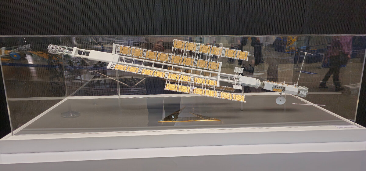 Обратите внимание на нос модели, там размещен ядерный реактор, а позади размещены модули с полезной нагрузкой.