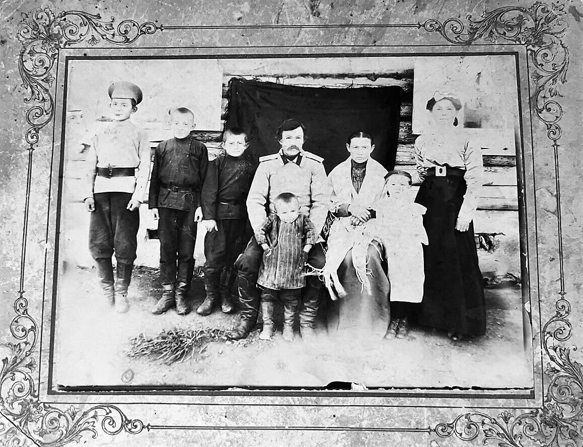 Семья Гантимуровых: Пётр Деонисович и Елена Фёдоровна. Дети (справа-налево): Александр, Георгий, Валентин, Алексей, Екатерина, Мария. Флегонту не было года, поэтому его нет на фотографии.