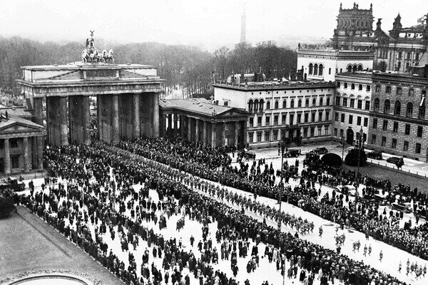 Парад нацистских войск через Бранденбургские ворота в Берлине, 6 марта 1933 года. Во время выборов по столице маршировали оркестры и войска / AP