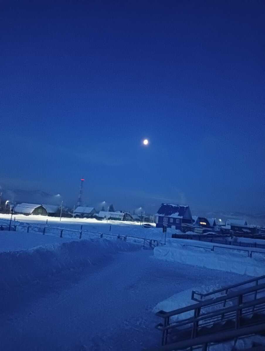 Луна ещё светит , а рассвет уже зарождается .