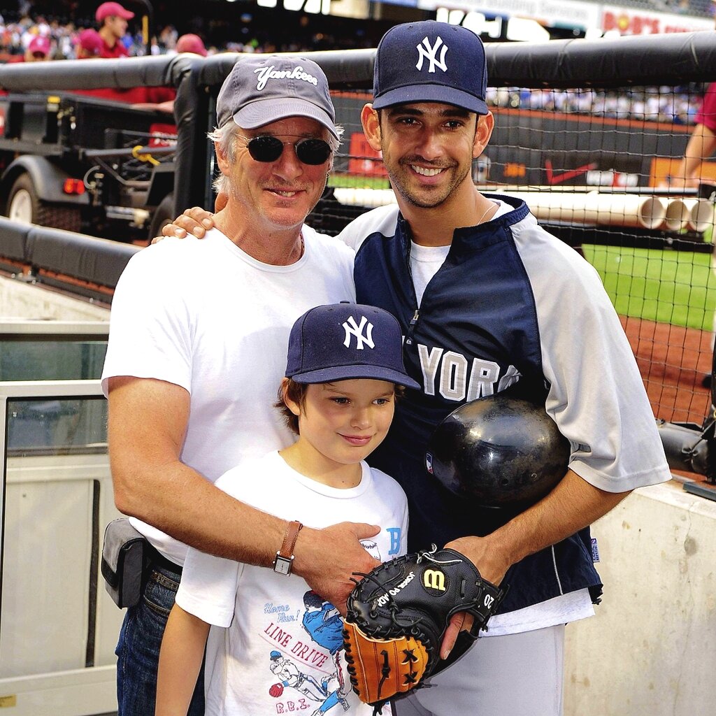 Ричард Гир с сыном Гомером и бейсболист Хорхе Посада, 2009 г