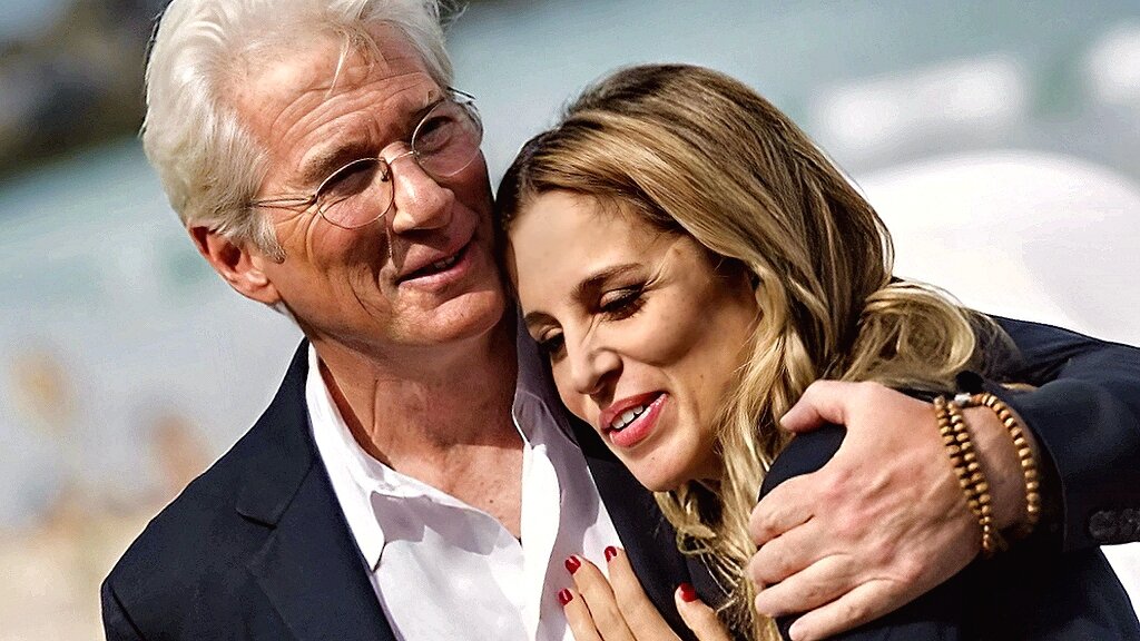 74-летний голливудский актер Ричард Гир и 41-летняя испанка Алехандра Сильва счастливы в законном браке 6 лет.