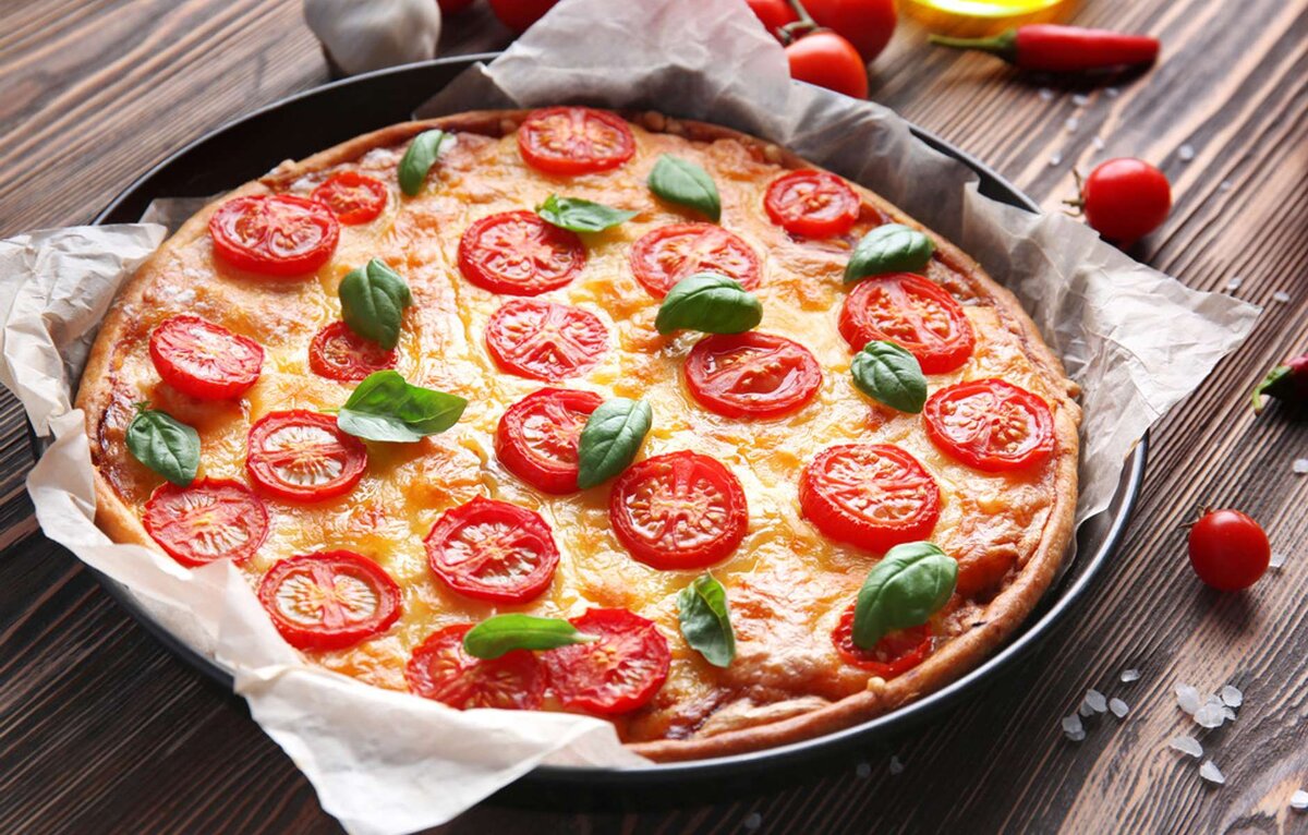 быстрая вкусная пицца. быстрая пицца на сковороде. видео для тонкого теста пиццы. пицца на сковороде. горячие бутерброды на батоне.