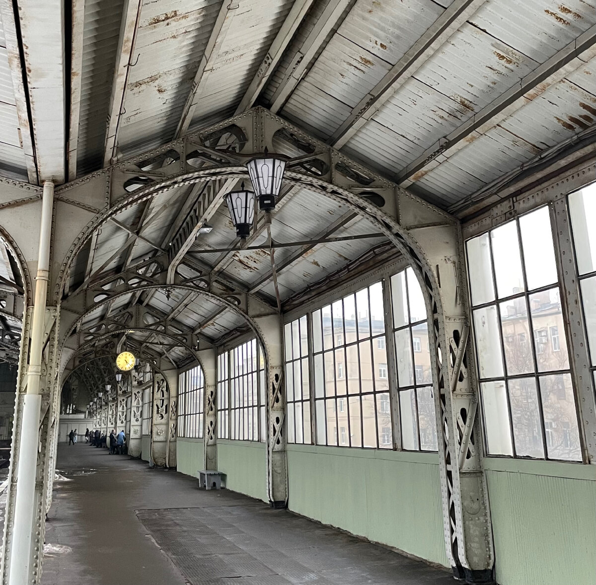 Перрон Витебского вокзала в Петербурге.