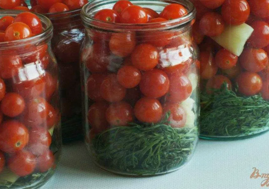 Вкусные помидоры на зиму рецепты на литровую. Консервирование томатов черри. Помидоры черри с морковной ботвой на зиму. Купорка помидоры черри. Помидоры черри с морковной ботвой.