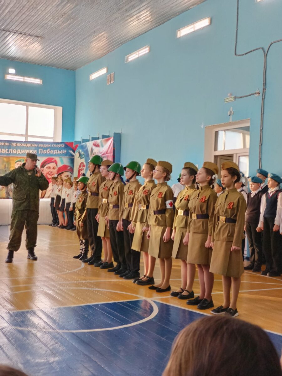 Аксинья третья справа.