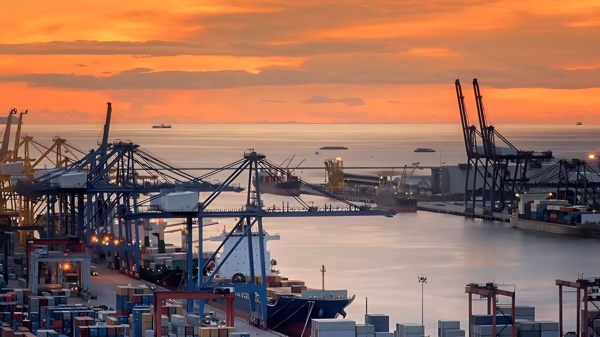     Правительство объявило о запрете экспорта бензина на ближайшие 6 месяцев. Эксперты говорят об упреждающем шаге, чтобы не допустить повторения прошлогоднего топливного кризиса. Почему власти не надеются на рынок и перешли к полномасштабному ручному управлению отрасли?