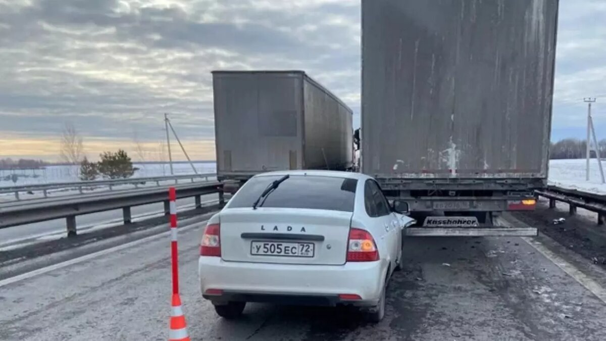     На 296 километре трассы Екатеринбург-Тюмень временно ограничили движение. Причиной этому стало массовое ДТП.