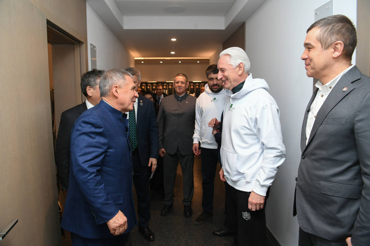 Раис Республики Татарстан Рустам Минниханов встретился с игроками и тренерским штабом казанского хоккейного клуба «Ак Барс».