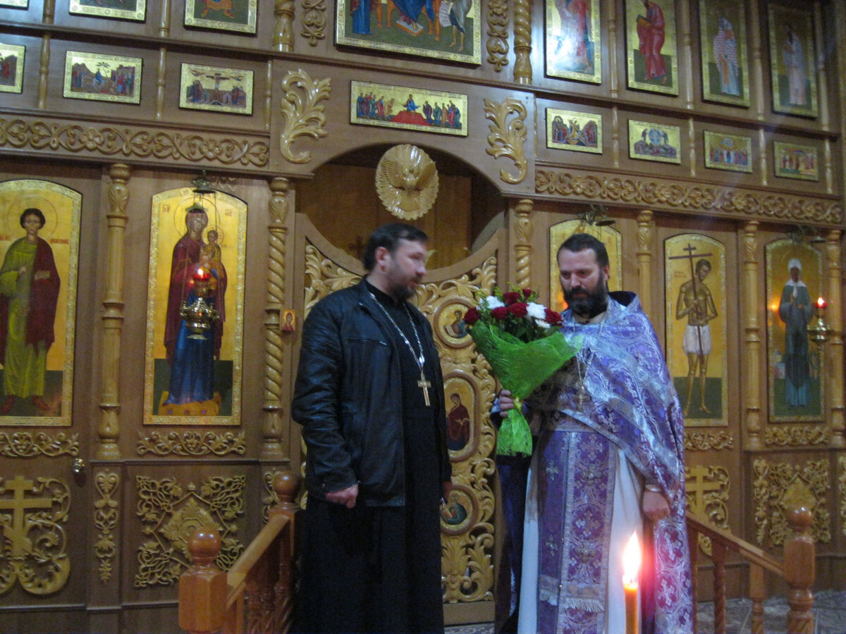 Настоятель прот. Андрей Козорезов поздравляет свящ. Олега Янченкова