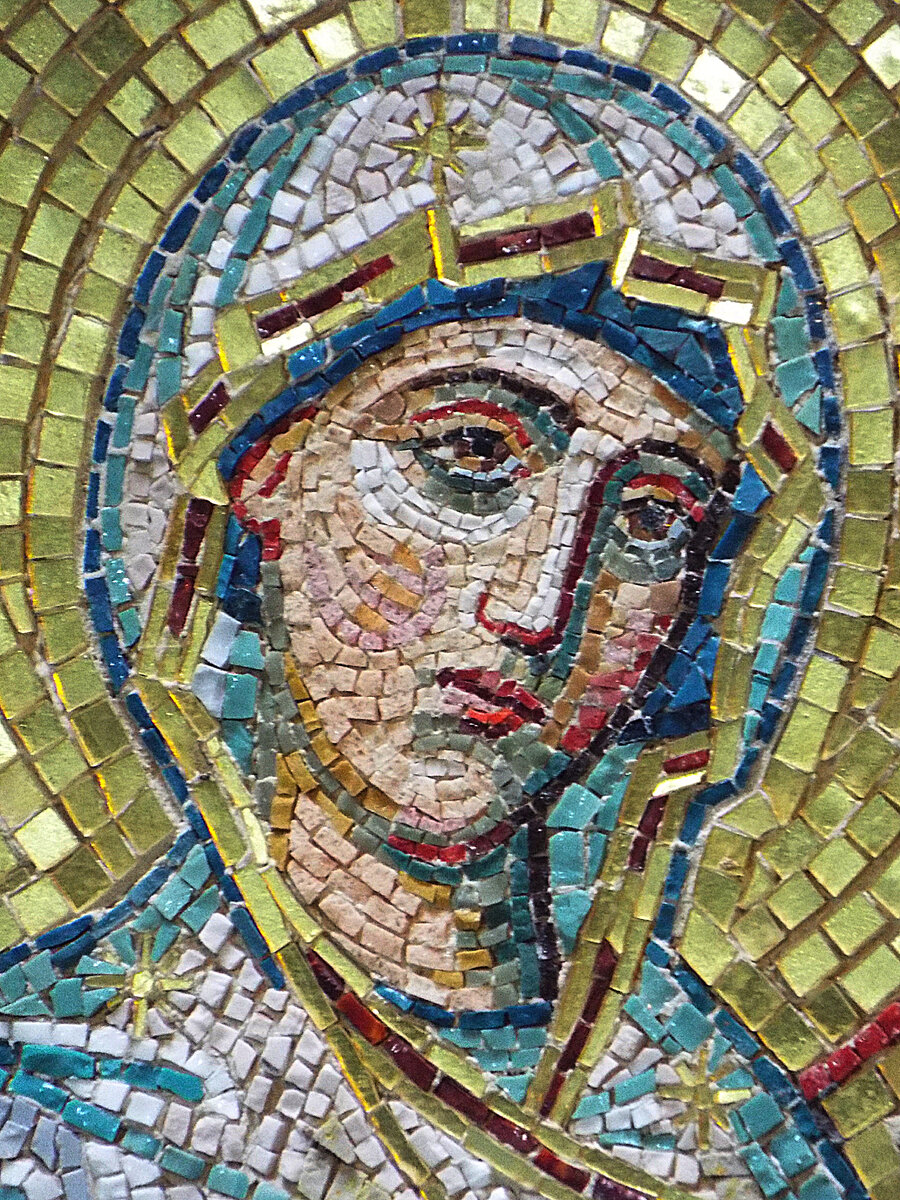 Интересно, как грубые цветные кусочки создают детали картины (фото автора)