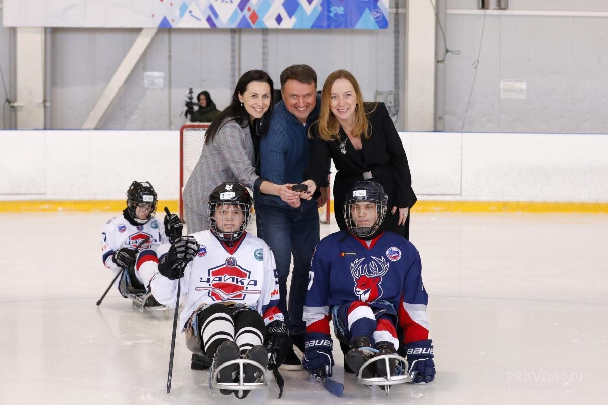    Символическое вбрасывание перед следж-хоккейными матчами произвели Екатерина Парилова, Дмитрий Дронов и Екатерина Никитина