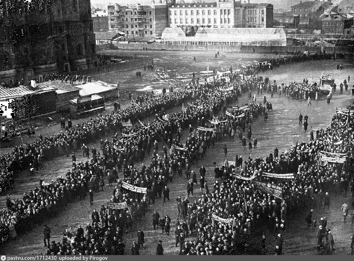 Миусская площадь и часть собора Александра Невского (слева), 1925-1930