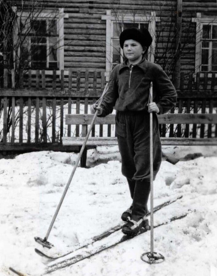 Сергей Соколов в юности. Очевидно, ещё в Костромской области. Фотография с сайта национального парка "Таганай" (https://www.taganay.org/node/12905)