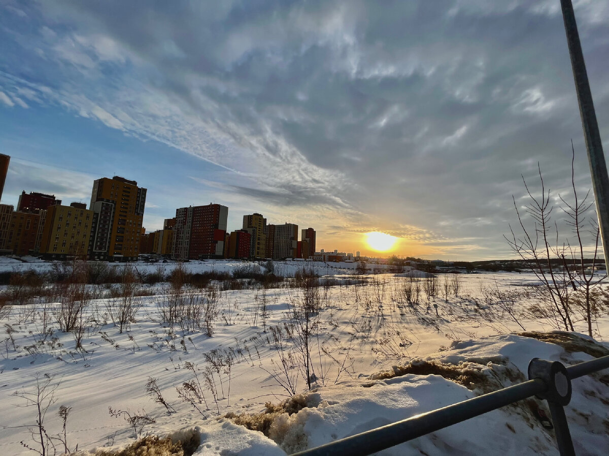 Покидаем ЖК на закате..) На полях ещё много снега..