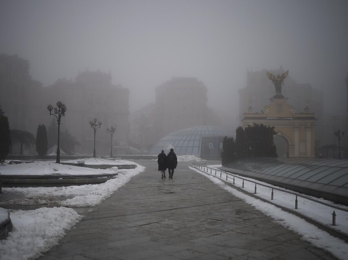    Прохожие в центре Киева © AP Photo / Felipe Dana