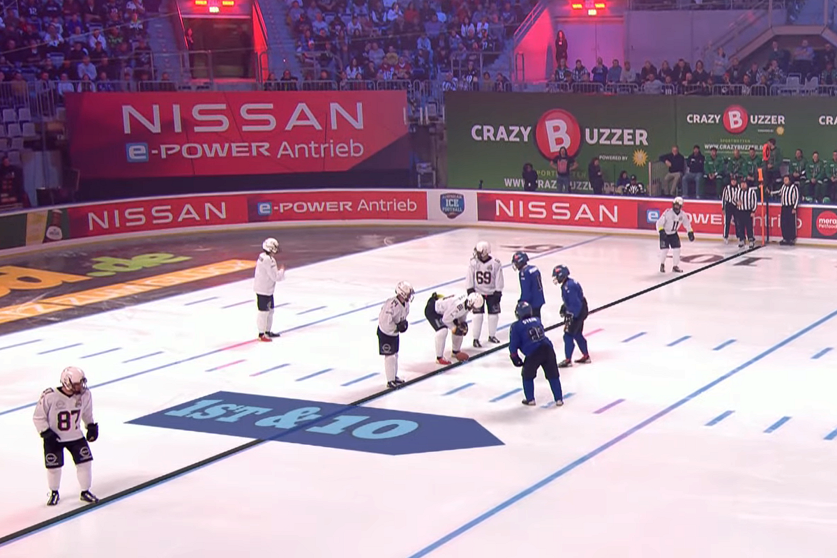     Видео дня: в сети завирусился ролик с американским футболом на льду. Зрители считают, что это будущее спорта