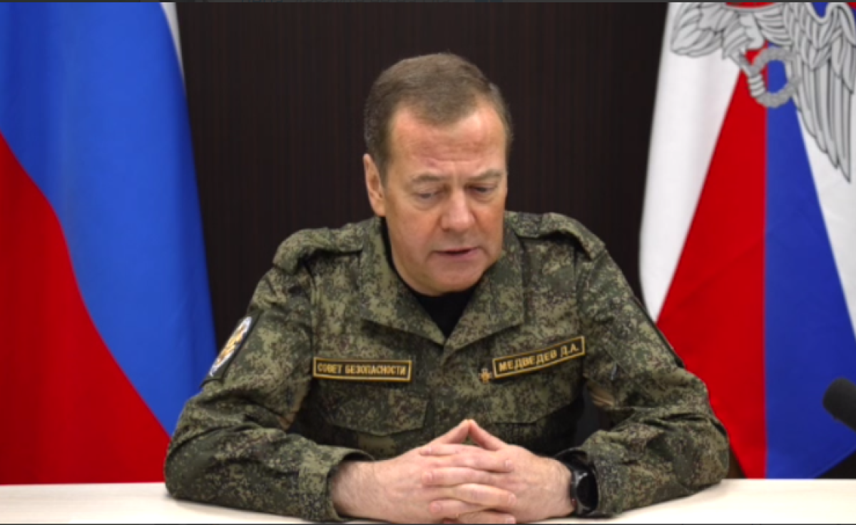   Медведев провел заседание рабочей группы военно-промышленной комиссии