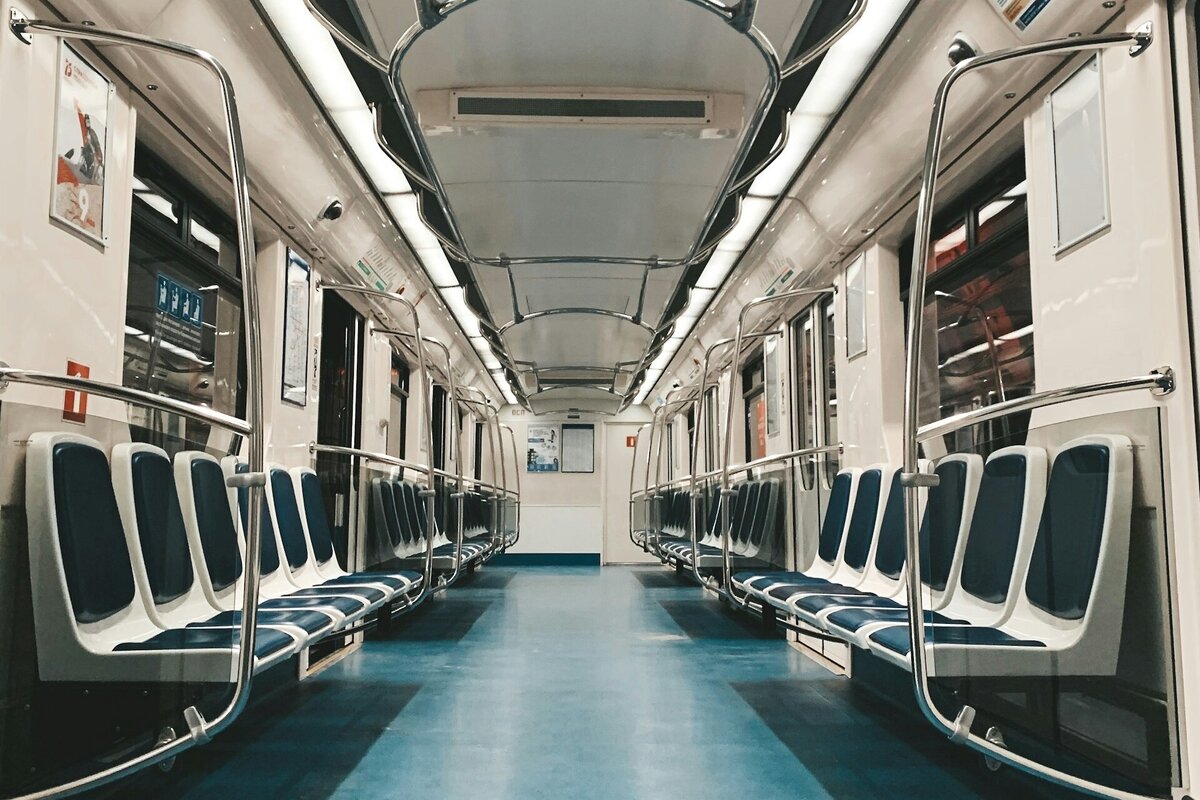     Почему в метро сиденья расположены вдоль стен, а не поперек — как в электричках
